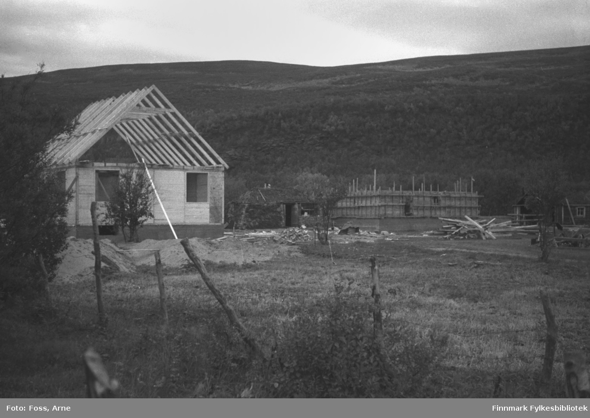 Diverse byggearbeider i Tanadalen, august-september 1946. To gjenreisningshus under oppbygging, en gamme står mellom de to husene.