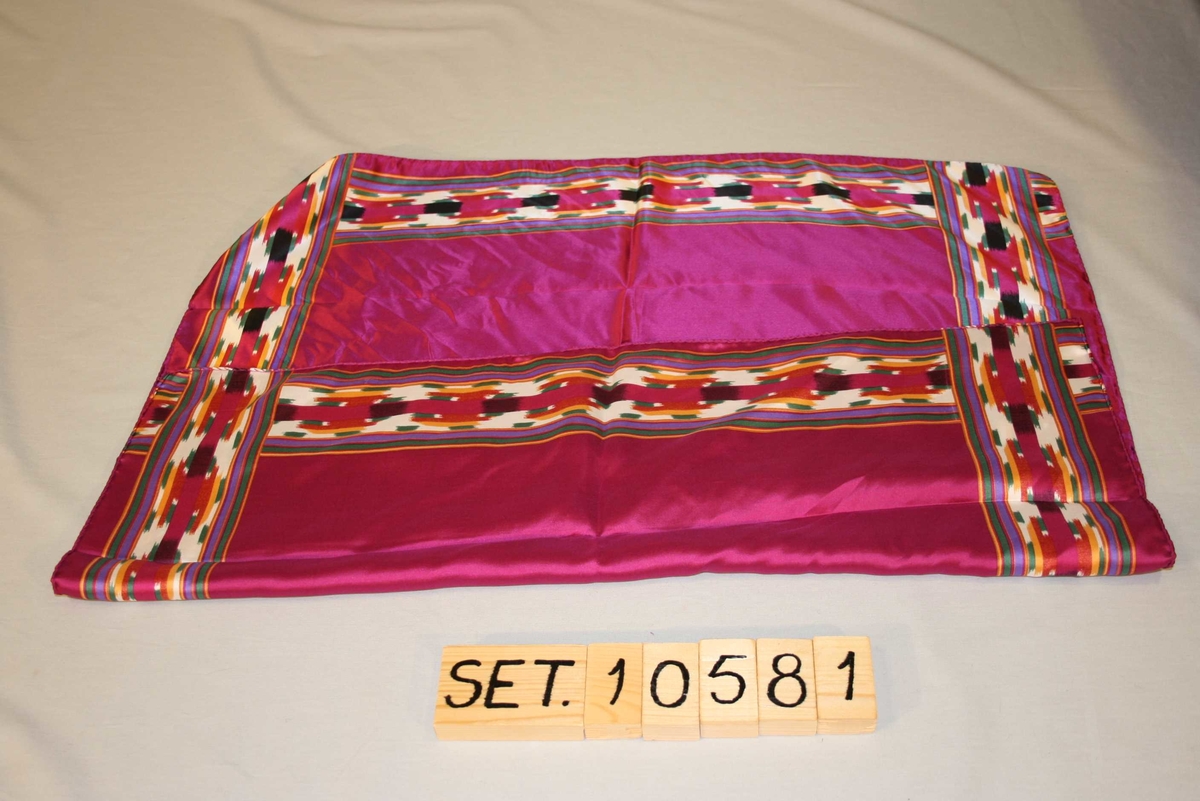 Kvadratisk, tynt silkeskaut med lilla botnfarge og bord i fleire fargar.