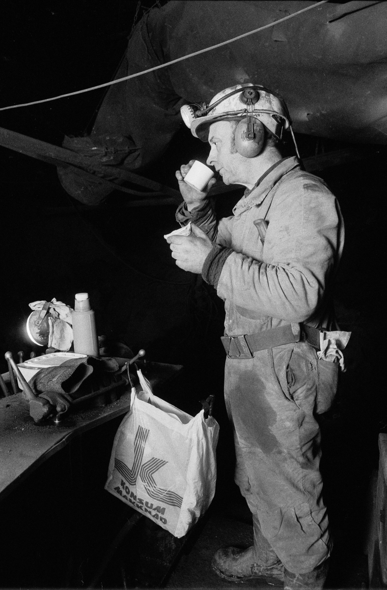 Raslastare Tore Norbäck tar en fikapaus vid borraggregatet, gruvan under jord, Dannemora Gruvor AB, Dannemora, Uppland 28 februari 1992