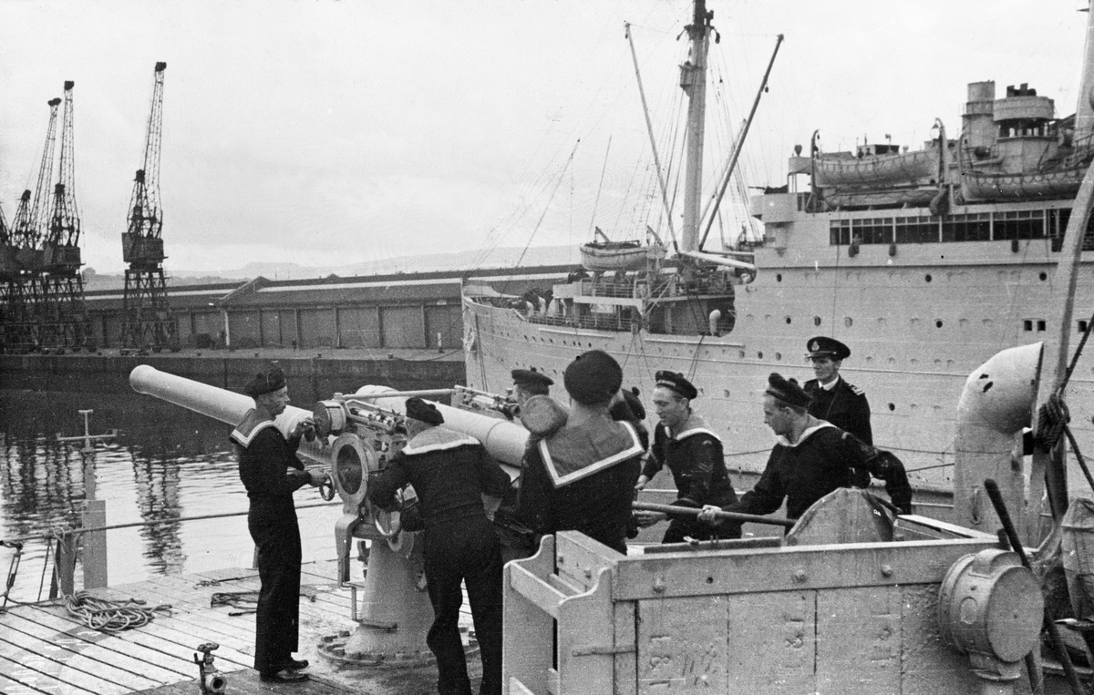 "4" Kanoneksersis ombord i 'Bergensfjord' 1944