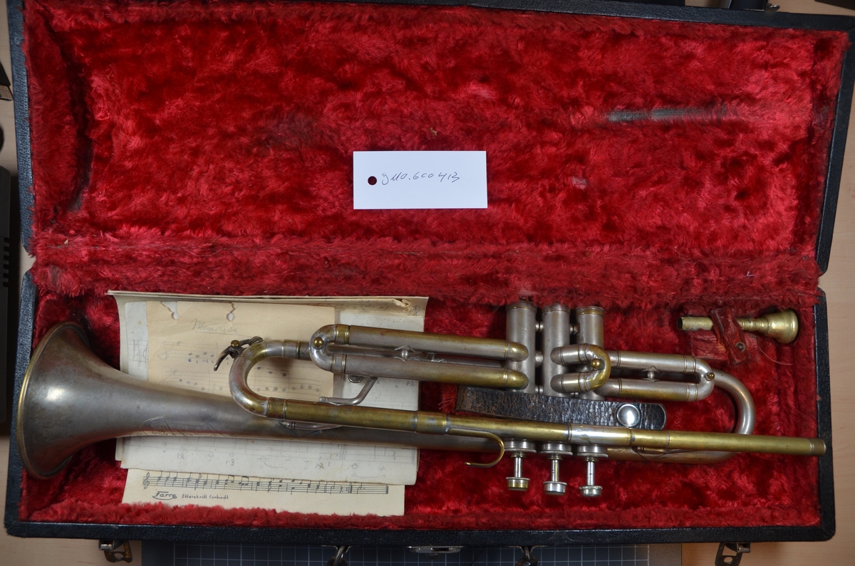 A: Trompet av merke "Cavalier", laget av Elkhart Inc. USA. Serienummer: 32445. Trolig produsert på midten / slutten av 1920-tallet.
B: Original trekasse til overnevnte trompet. Innside av rød velur. Diverse noter (originalpartitur og håndskrevne) til standardlåter følger med.
Trompeten har tilhørt Herman Sachnowitz.