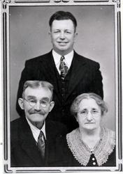 Familiebilde av  Martin, Edgar og Gurine Iversen. Amerika fø