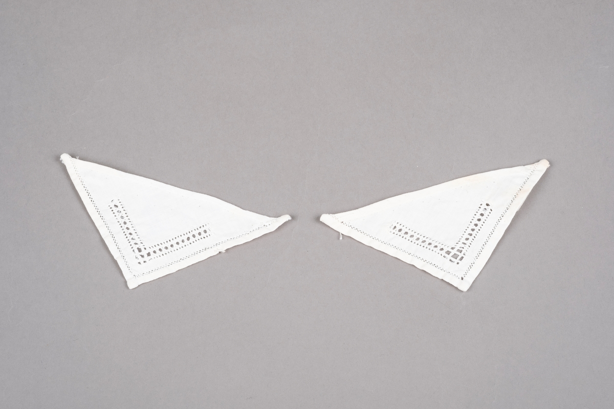To trekantede tøystykker brodert med hvit hullsøm på to sider. Trolig brukt som pyntekrage.