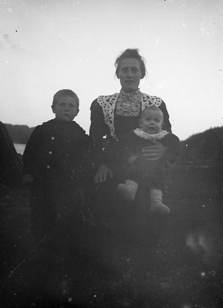 Leirfjord. Kvinne med to barn fotografert ute.