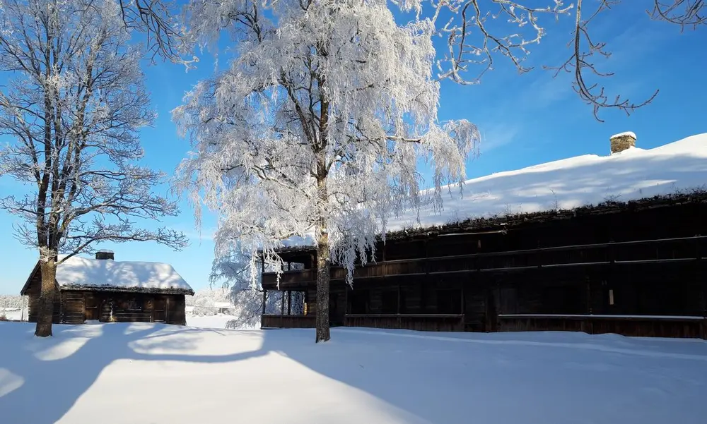 Bildet viser bryggerhuset og svalgangsbygningen om vinteren. Det er snø overalt.