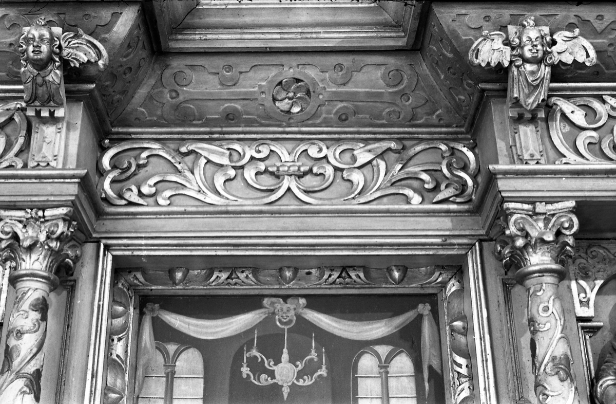 Seks bilder av altertavla i Hoff kirke. De to første viser hele altertavla med alterringen foran, mens de øvrige viser utsnitt.