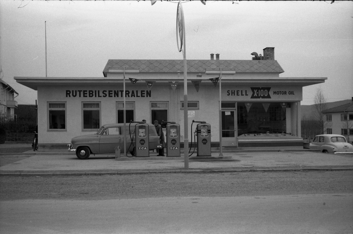 Fem bilder fra Shell bensinstasjonen og rutebilsentralen på Lena senhøstes 1955. De to første bildene er eksteriørbilder, de øvrige interiør fra bensinstasjonens smøre- og vaskehall.