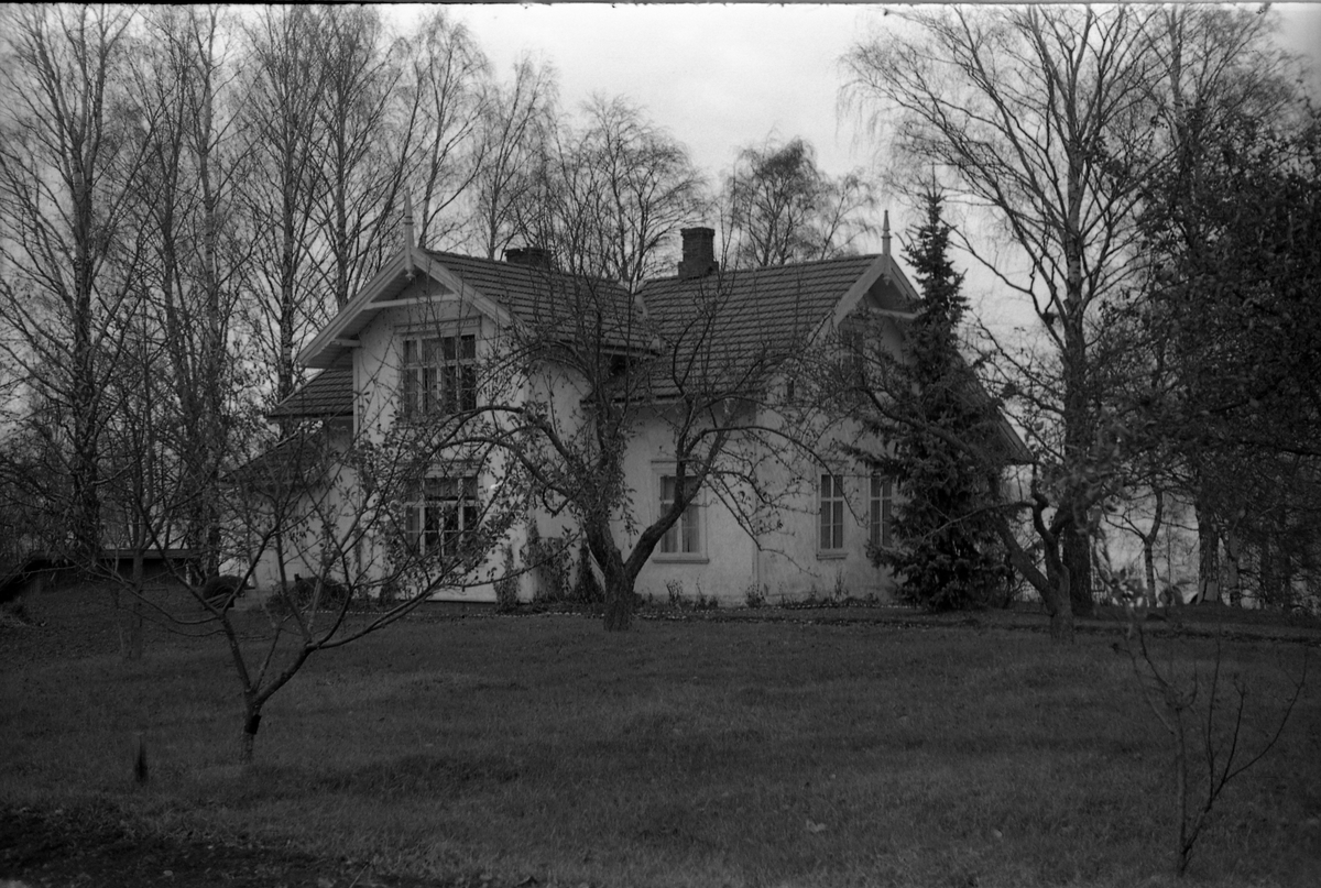 To bilder fra gården Fagervik (Hammerstad Gartneri) i Totenvika året 1955. Den avbildede bygningen, bygd i 1874, ble revet en gang på 1980-tallet.