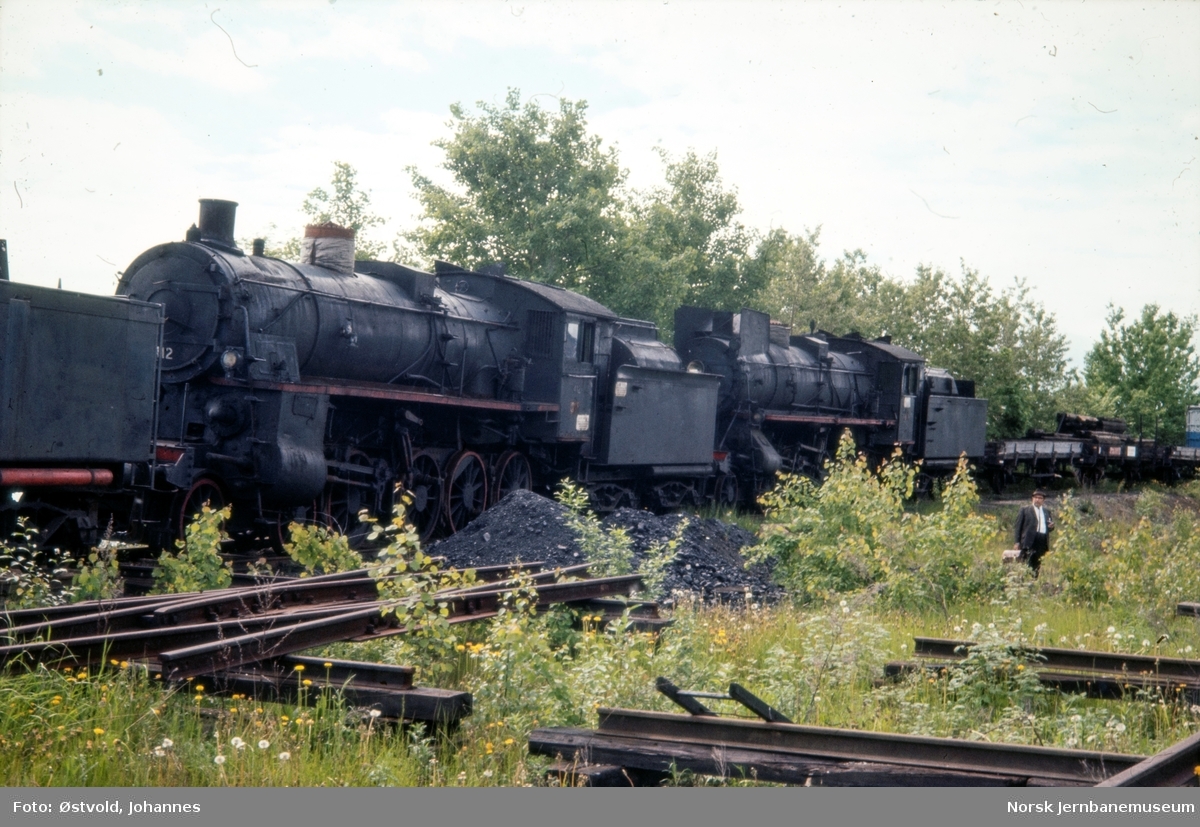 Utrangerte damplokomotiver, til venstre 26c nr. 412, til høyre 26a nr. 216, på Hamar