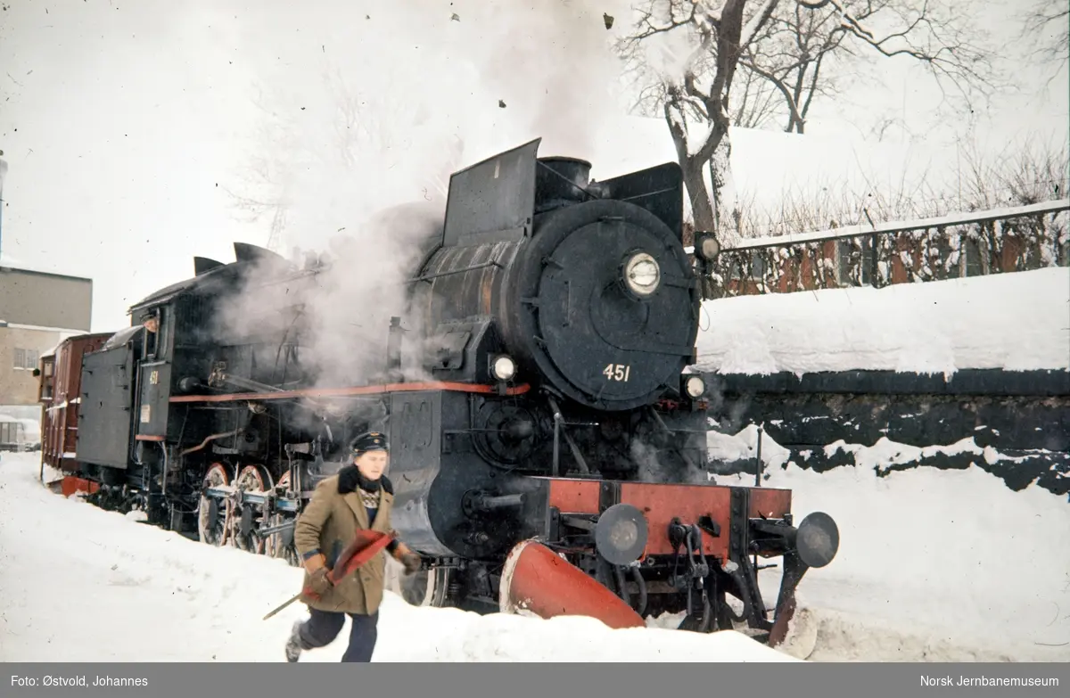 Damplokomotiver type 31b nr. 451 i snøryddingstjeneste på Havnebanen i Oslo.