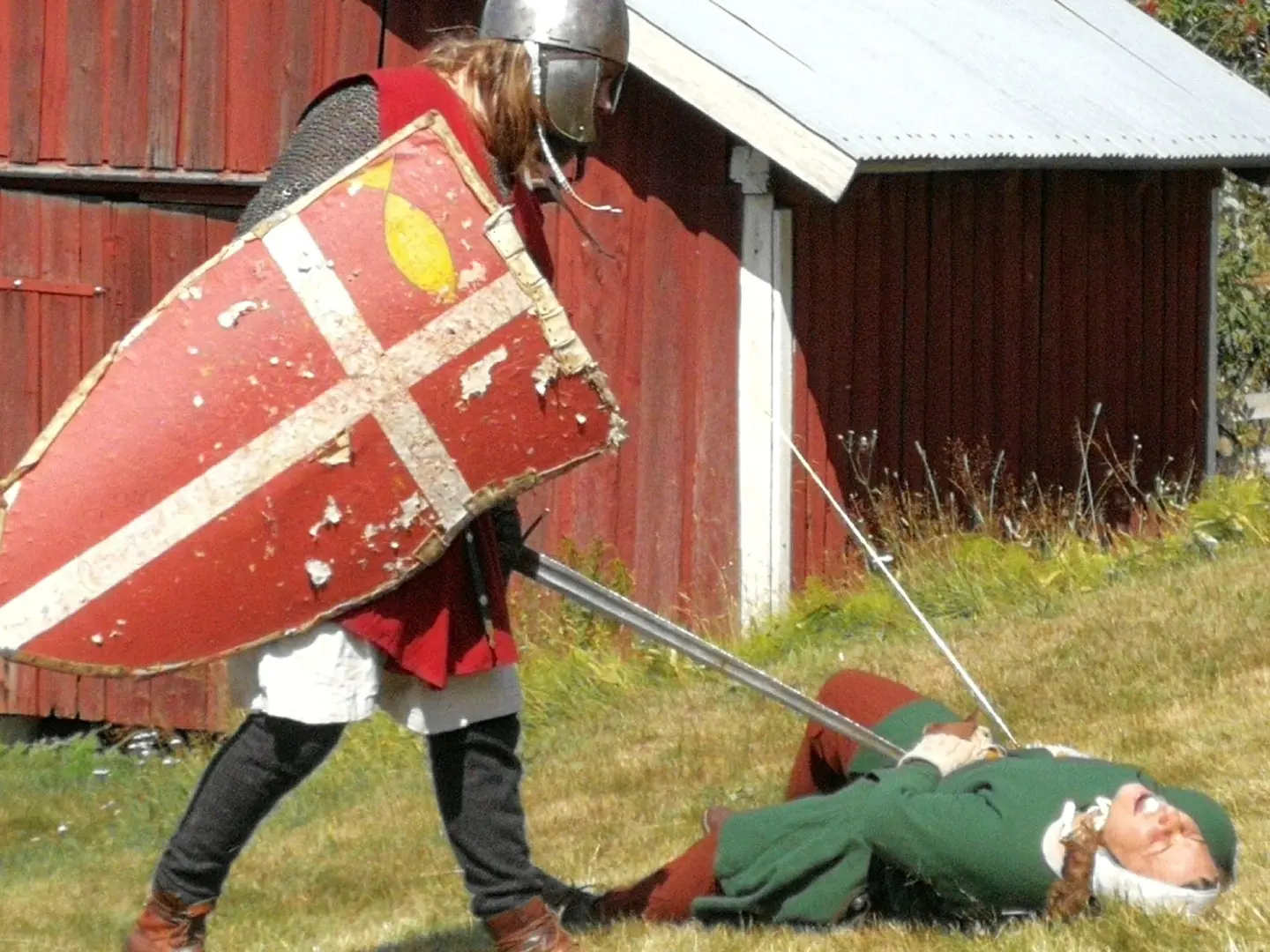 En soldat dør en grusom (men midlertidig) død på Almenninga under kampshowet på Middelalderdagen