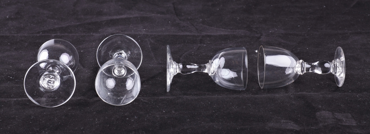 Stettglass blåst i tre deler, med klokke, stett med vulst og flat fotplate. Pontemerke/puntelmerke under er smeltet bort, og det er bare en smal strek. Glasset er av samme modell som EKM-10264 -69. Glasset er mest sannsynlig produsert på Hadeland Glassverk, og er av modellen Ebba, tegnet av Ragnvald Hansen.