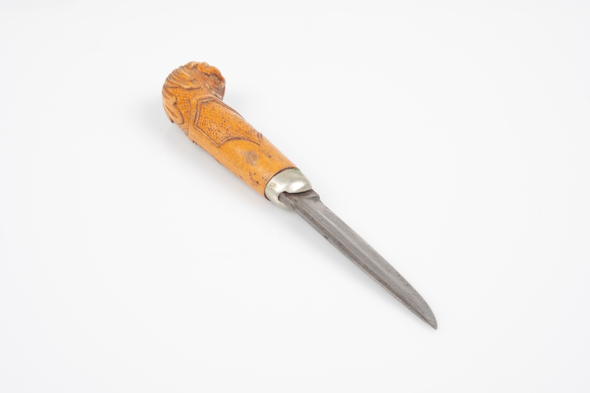 En liten kniv med skaft av tre og knivblad av metall. Treverket er utsmykket med utskjæringer av akantus. Skaftet har et rundt buet hode i enden.