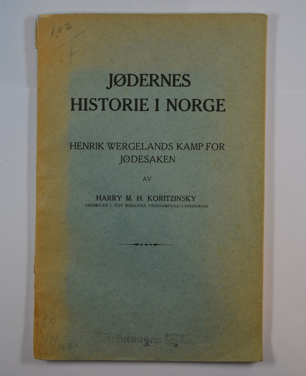 Harry Koritzinskys "Jødernes historie i Norge" fra 1922. 79 sider med forord av forfatteren. Boka inneholder også noen fotografier, blant annet av I.J. Gittelsen og familien Nathan.