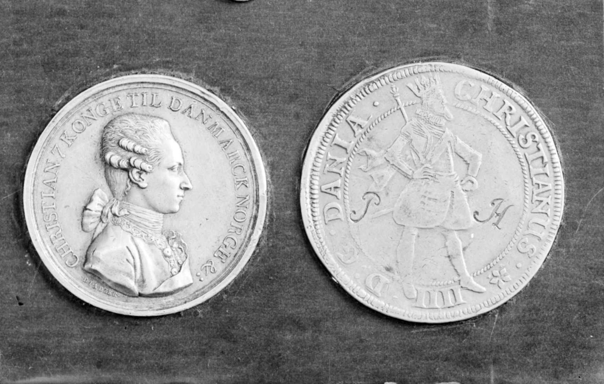 To mynter, den ene fra Christian 7 Konge til Danmarck Norge og den andre med inskripsjonen  Christianus IV Dania.