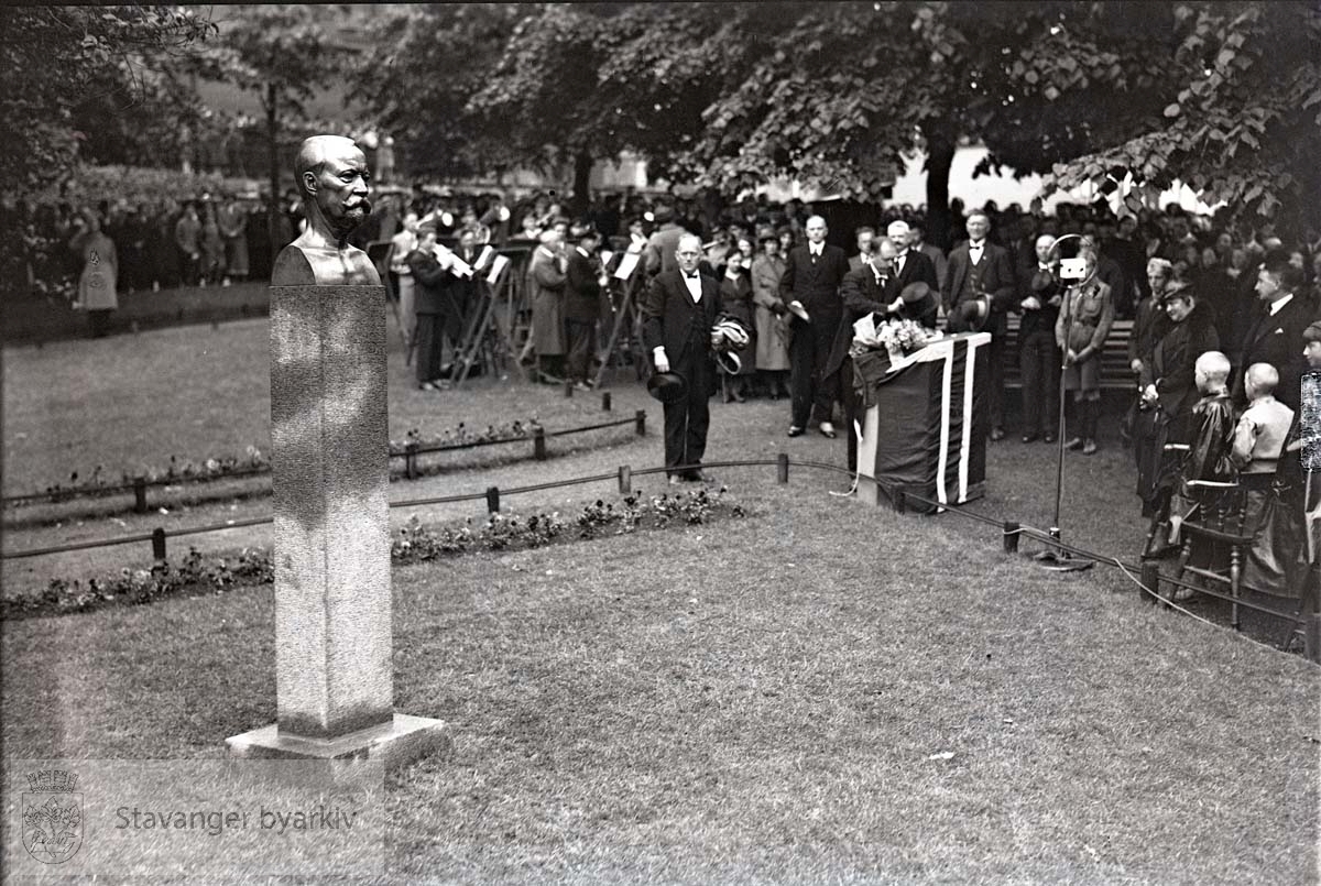 Skulptur i front. Taler, korps og publikum i bakgrunnen..Bertram C. Middelthon skimtes bak hovedtaler.