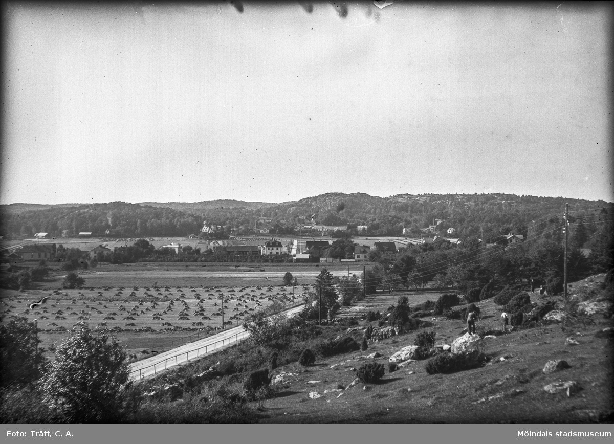Vy över Kållered. Nuv. Streteredsvägen, Våmmedalsbacken. I backen till höger ligger idag Brattåsskolan. Foto från 1930-1940.