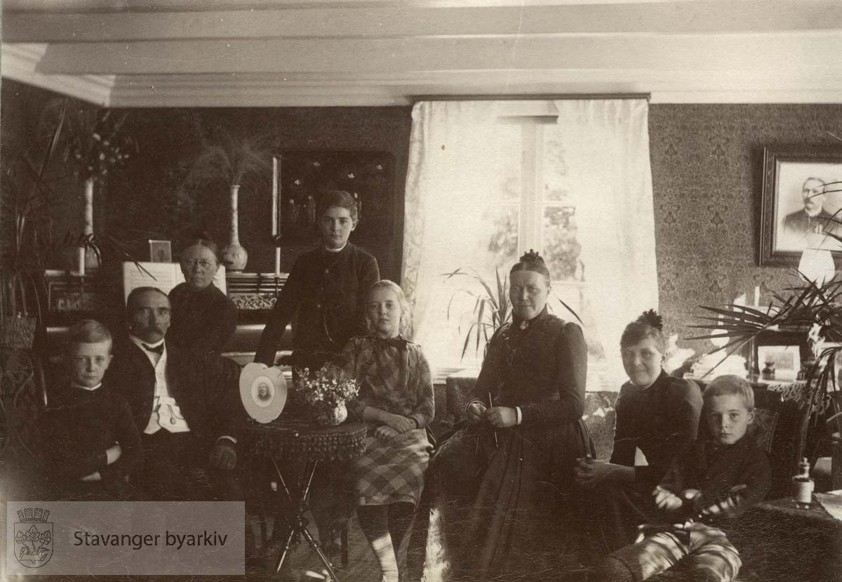 Gruppebilde av familien Monsen på Bakkeland Stavanger byarkiv
