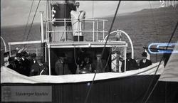 Oppkledde herrer på båttur, "Dolsøy"