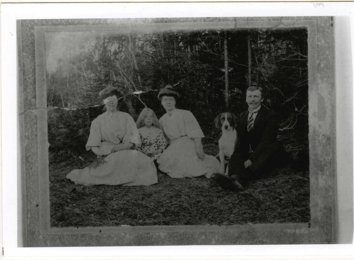 Familiebilde fra Haug , Ligarda. 
To kvinner, et barn, en mann og en hund. 
Fotografi tatt tidlig 1900-tall.