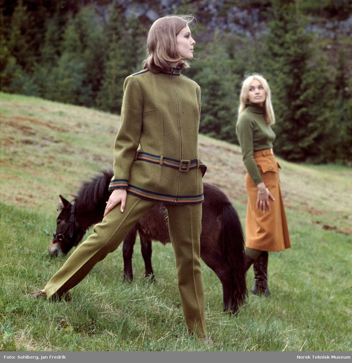 Motebilde, to kvinner med shetlandsponni i havnehagen viser klær fra kolleksjonen "Fjord Look", høsten 1968. Bildet er en del av en serie der noen er publisert i ukebladet Det Nye.