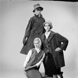 Motefotografi, tre kvinner i skinnklær, 1964.