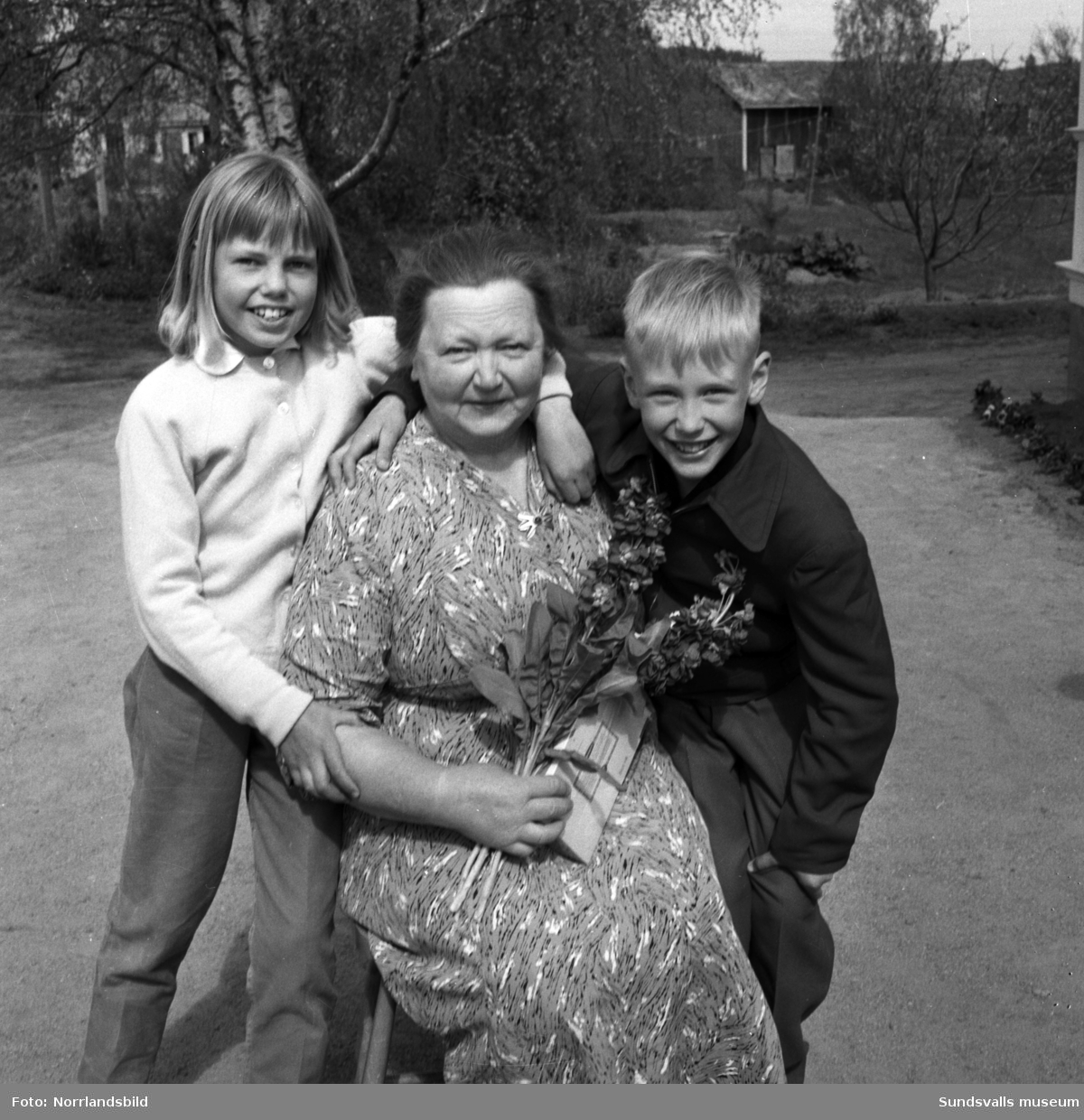 Troligen avslutning för klass 3C i Fränsta skola. Gruppbild samt en bild med två barn som kramar om en av sina lärarinnor (pensionering?).