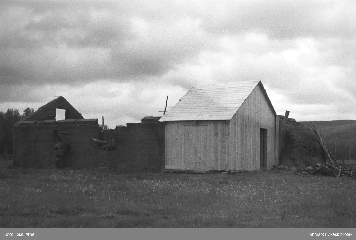 Kombinasjon av gamme og et nytt hus under bygging, i juni-juli 1946. Stedet er antakelig Bonakas.