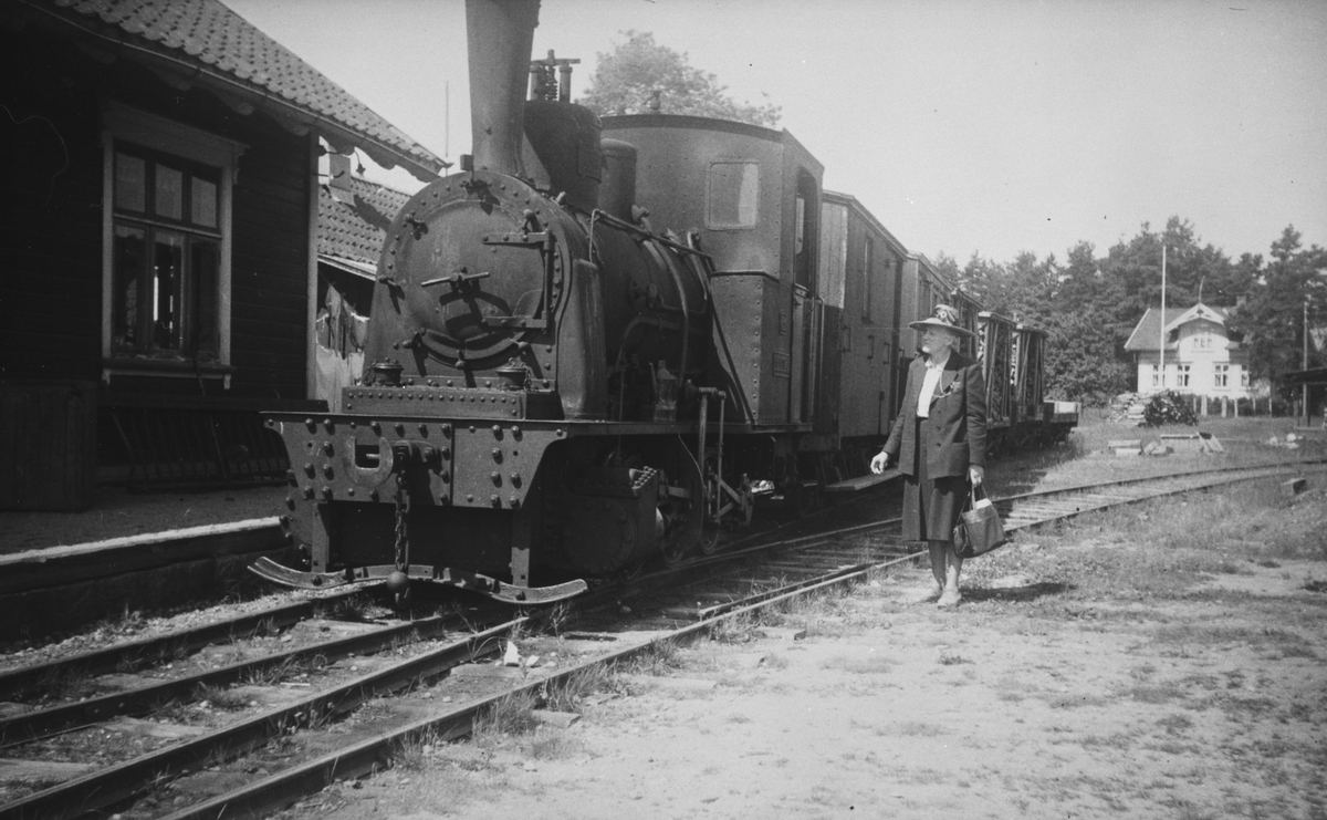 Et av Lillesand-Flaksvandbanens damplokomotiver med blandet tog til Lillesand på Birkeland stasjon