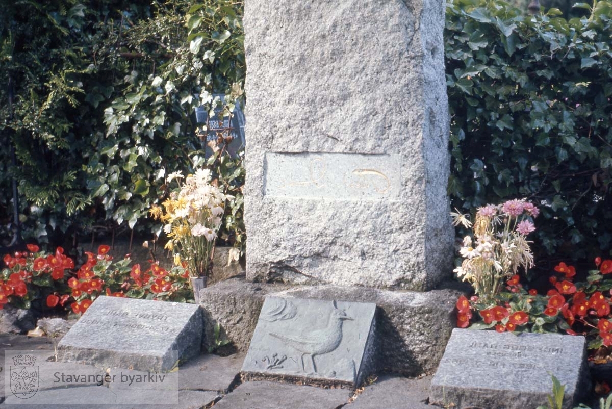 Theodor Dahls grav, Lagård
