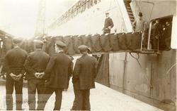 Kong Haakon VII og mann i flosshatt forlater et passasjerski