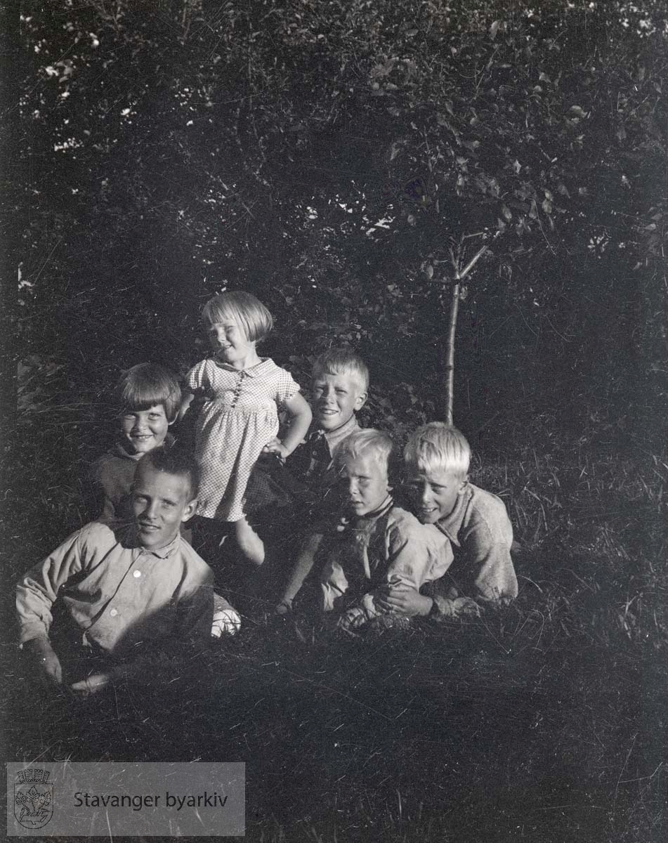 Gruppebilde av søsknene Iversen og andre barn i hagen.