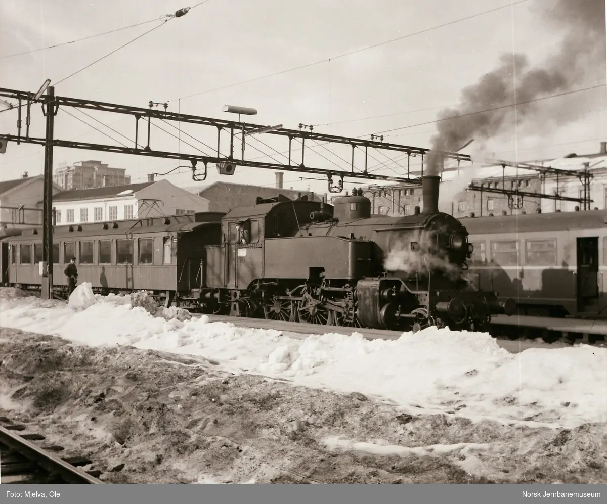 Damplokomotiv type 32a 288 i skiftetjeneste på Oslo Østbanestasjon.