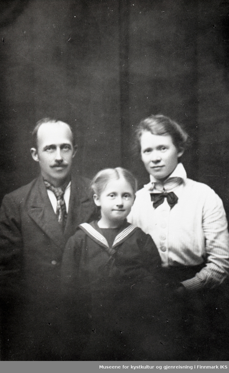 Portrettbilde av Robert Simonsen med kone Astrid og datter Hilda, bosatt i Nordvågen. Ca. 1916 - 1920.