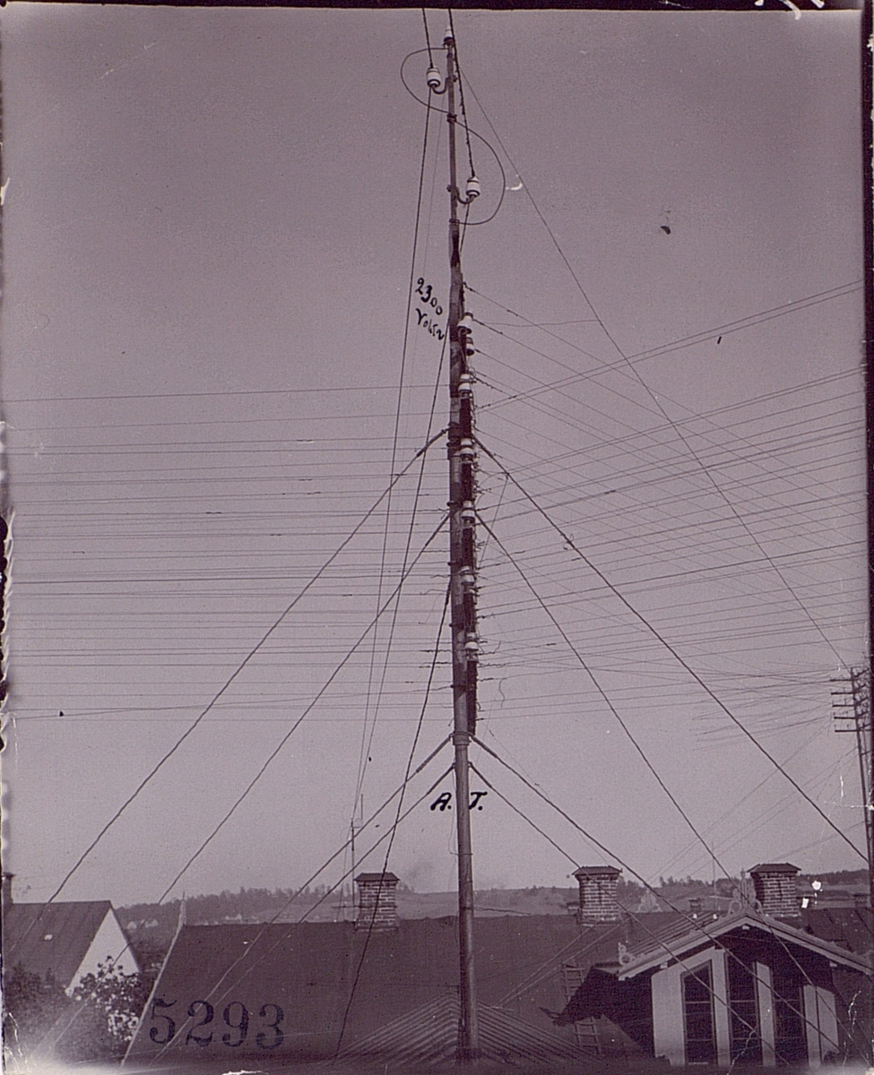 Telefongalge med telefon och högspänningsledningar i Motala 1901-1902.  Hotel Nilsons gård, kv.18, tomt 1 i Motala.