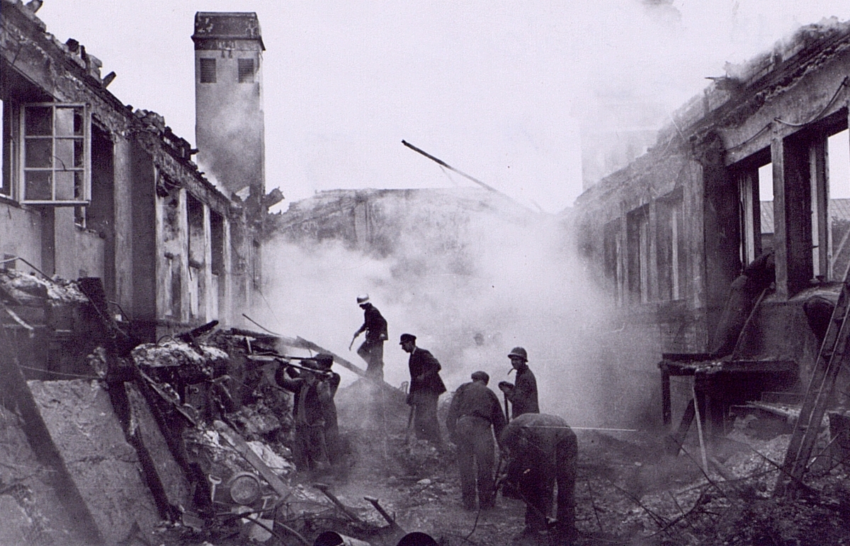Branden i Västerås telefonstation den 22 sept. 1942. Röjningsarbete i telefonsalen.