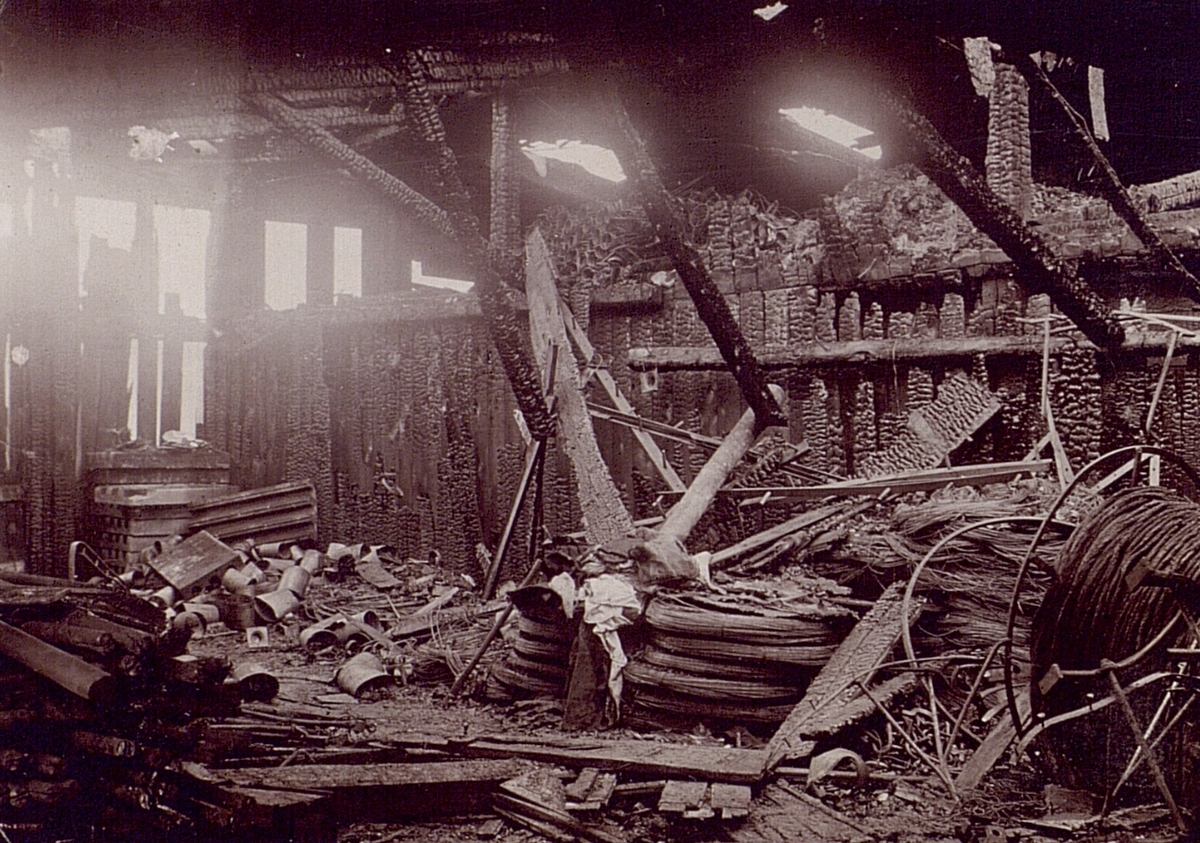 Interiör och exterörbilder från Telegrafverkets förråd i Gävle omkr. 1900. Efter brand.