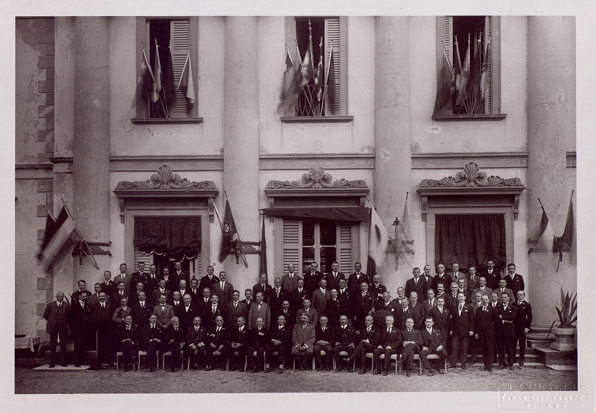 Internationell sammankomst (möjligen i Milano) med bl.a. Lignell och Hallgren.
