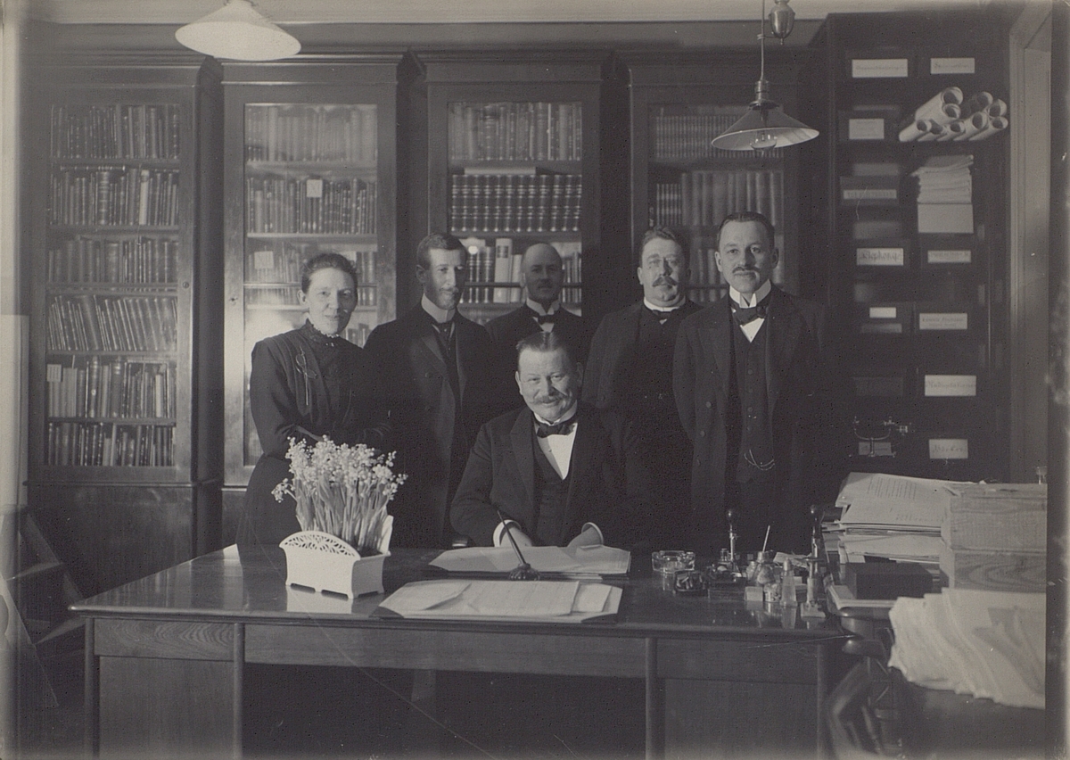 Gruppbild av föreståndare och lärare vid Undervisningsanstalten år 1911. Landin, Goldschmidt, Agrell, Stenqvist, Backelin och Holmström.