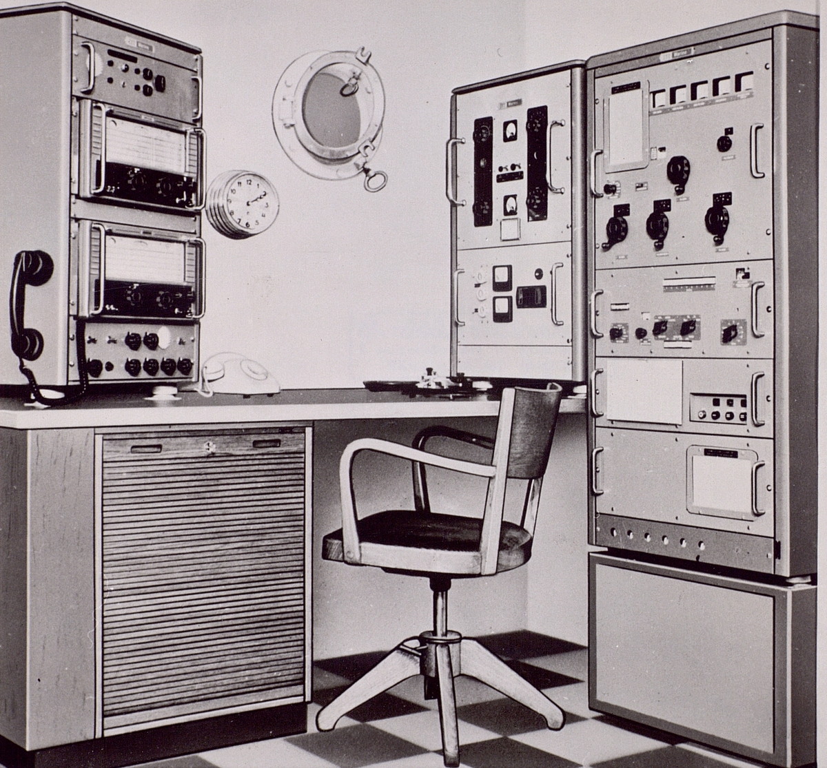 Fartygradiostation levererad av Standard Radio & Telefon AB år 1964. Längst till höger huvudsändare typ ST 1200 för mellanvåg, kusttelefoni och kortvåg. 1.2 kilowatt effekt.