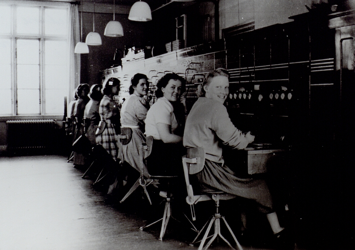 Ljungbys telefonstation i slutet av 1930-talet. Sittande vid växelbordet från höger: Ingegärd Nelson, Eva Petersson, Elsa Sjökvist och Ingrid Lindovv.