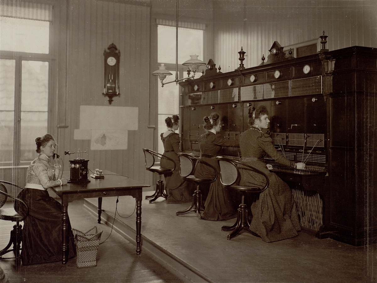 Dordrecht, Holland, 1898. LME. Telefonstation. Interiör.