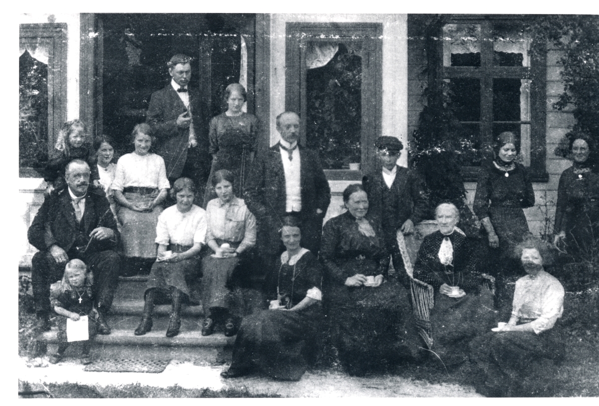 Barn og voksne på trappa til handelshuset Lund, Nergardshamn i Bjarkøy kommune. 1912-1914.