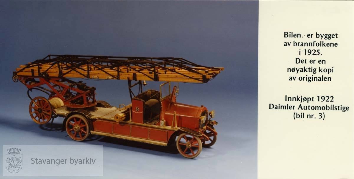 Kort med modellbil. Se også tilvekstnummer 10_24 ..Bilen er en tro kopi av originalen bygget av brannmenn på vakt i 1925.