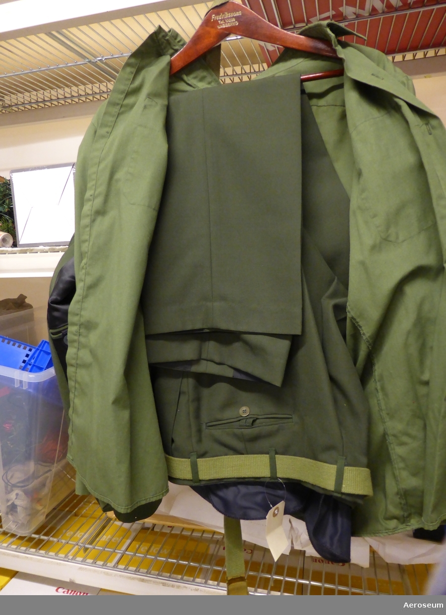 En komplett kaptensuniform från svenska armén. Troligtvis från tekniska kåren. Består av en grön tygslips med slipshållare i metall, ett par gröna byxor och grönt skärp, en grön skjorta, en grön jacka, och en grön kaptensmössa. Skjortan är storlek 39, jackan är storlek C 50, och byxorna är storlek C 52.

Det finns en datummärkning i kaptensmössan: "1969", och en i jackan: "1971". I en innerficka i jackan sitter det 2 bläckpennor och en stiftpenna. På skjortans och jackans axlar sitter det tre stjärnor och ett antal kugghjulsymboler. På jackan sitter även ett tjänstgöringstecken från "Arméns tekniska centrum". På kaptensmössan sitter ett metallmärke som visar att det var armén (två svärd som korsar varandra). Innuti kaptensmössan finns namnet "Christer Lagert" och två olika adresser.