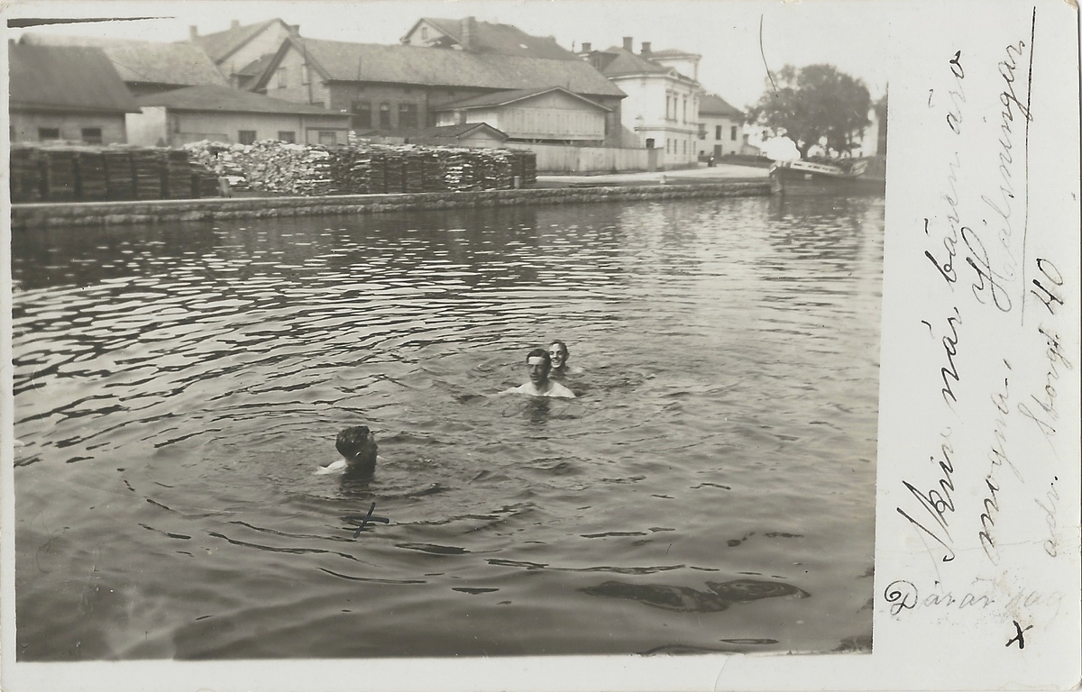 Vykort från  Linköping  parti av Stångån .
Kinda kanal, Stångån,  hamnen, Stångebro , ved vedupplag, bad, badare, orginal fotografi.
Poststämplat ?