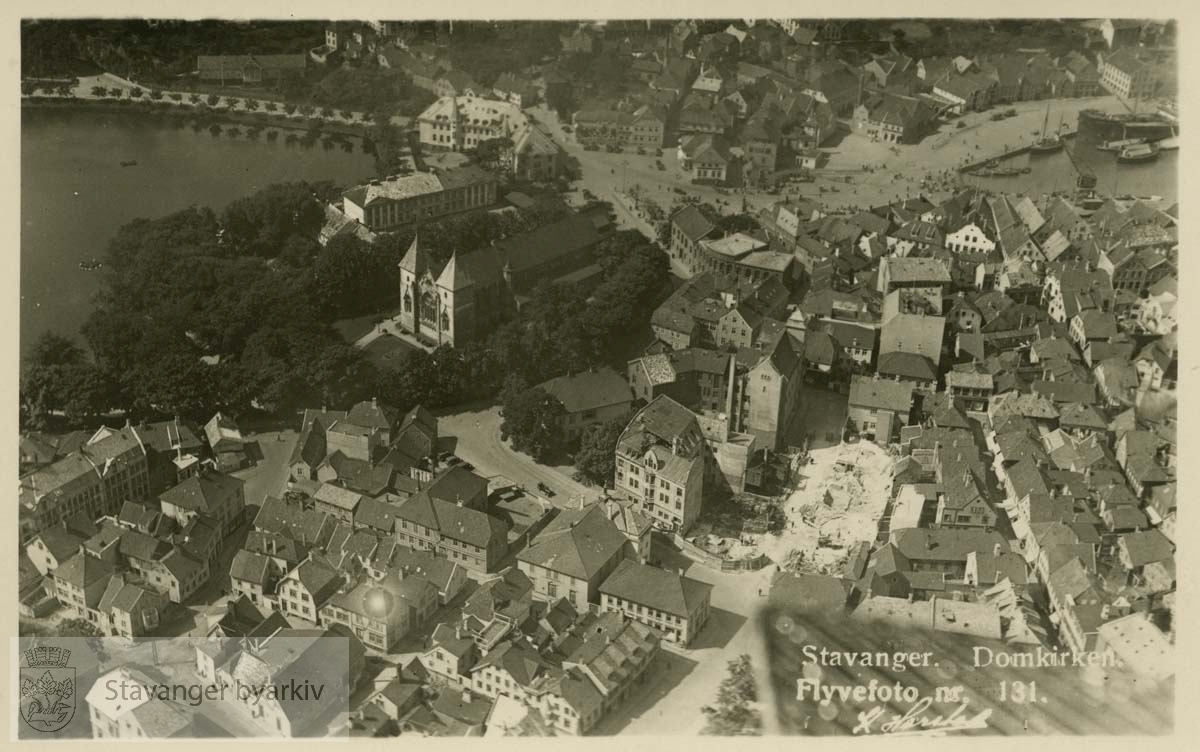 Flyfoto, Breiavatnet til venstre, Klubbgaten, i forgrunnen rivningsarbeid i Hospitalgaten, indre Vågen øverst til høyre