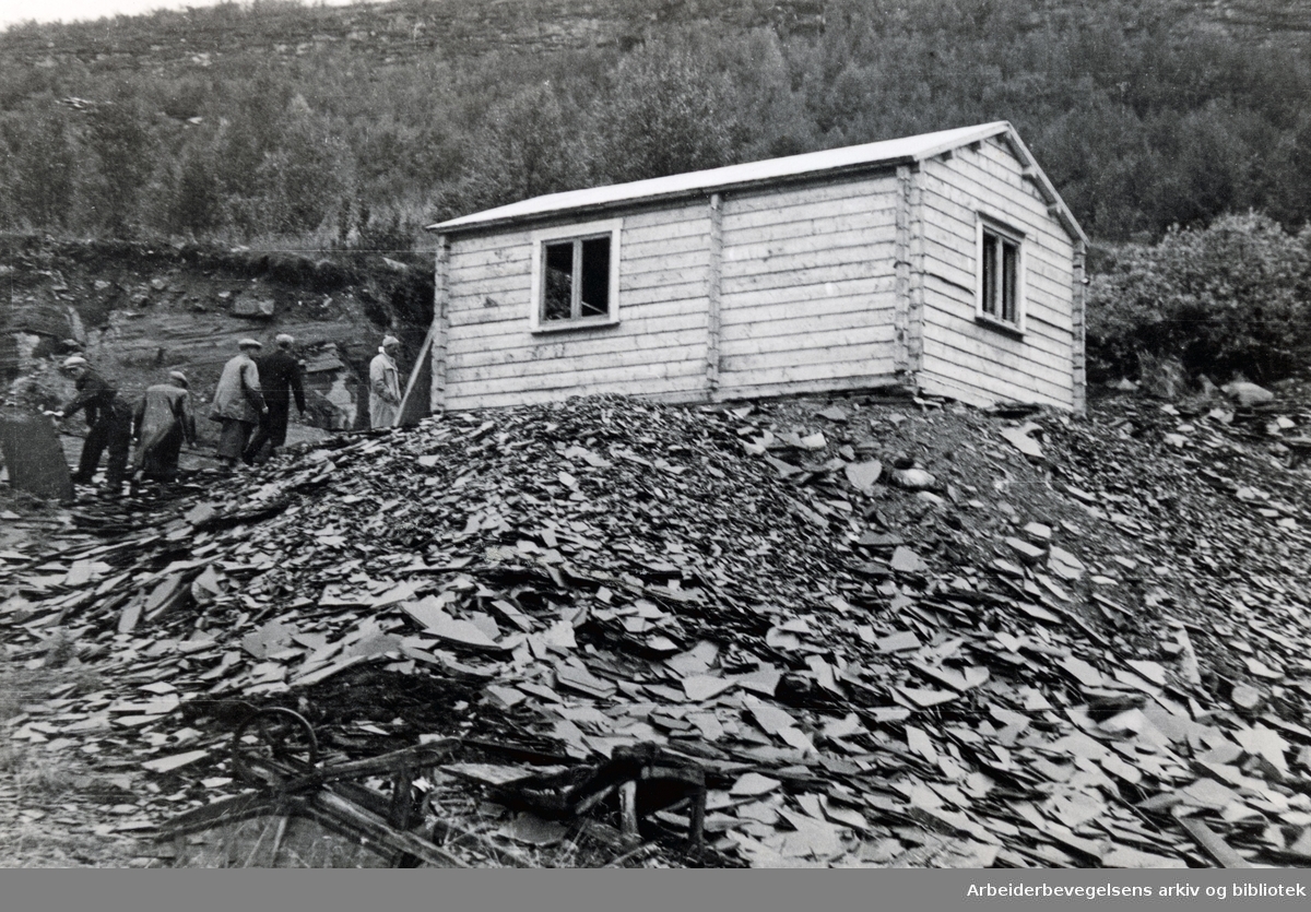 En av de nye hyttene i Altadalen, 1946. Bilde fra arbeiderdelagsjonens tur til Finnmark og Nord- Troms, Opplysningskomiteen for gjenreisningsarbeidet. Medlemmene av komiteen var klubbformenn fra ulike store bedrifter på studietur.