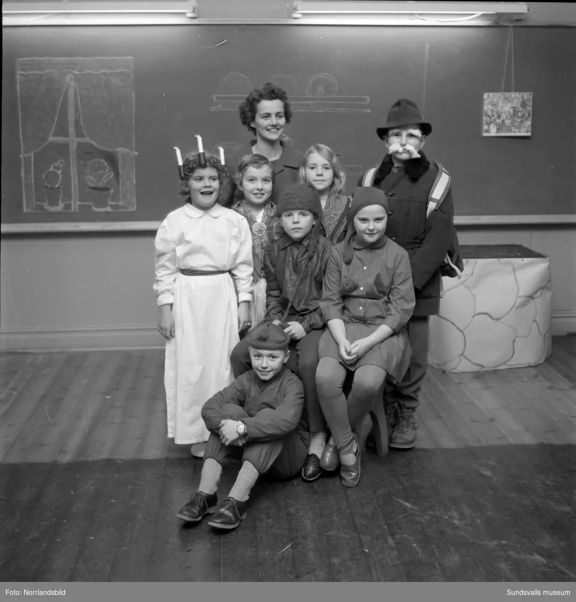 Luciafest med barn i Skönsbergs skola, lärarinna är Maj-Lis Dahlberg.