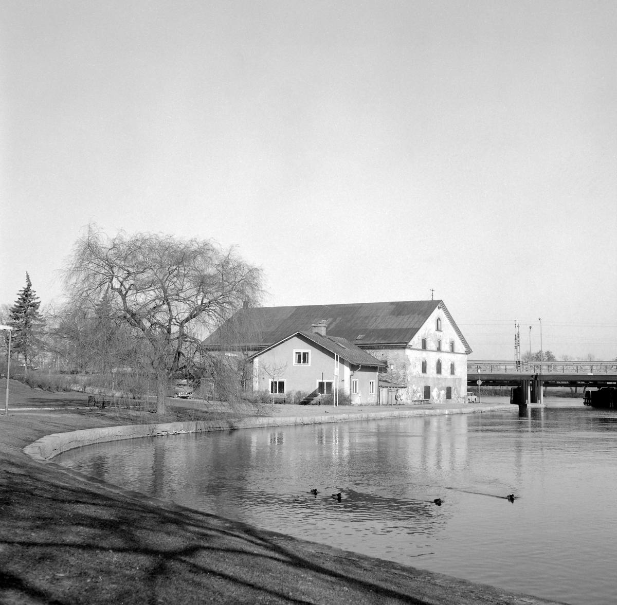 Stångs kvarn uppfördes under 1800-talets första år invid det fall som fanns på platsen före regleringen av Stångån. Efter Kinda kanals tillkomst fungerade byggnaden som magasin. Den låga byggnaden hitom kvarnbyggnaden är uppförd som kanalkontor.